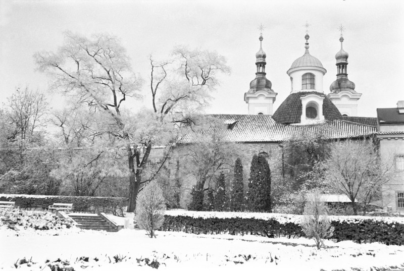 Édifice à deux tours et à coupole sous la neige, derrière des arbres nus. Prague, République tchèque.
2001