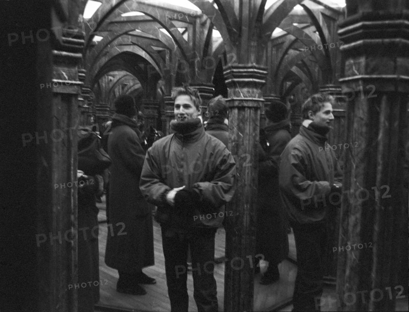 Visiteurs dans une maison des miroirs, au milieu de colonnes et d'arcades. Prague, République tchèque.
2001