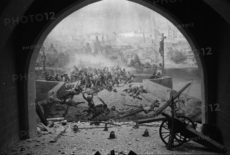 Diorama depicting a battle scene, with a cannon in the foreground, seen through an arch. Prague, Czech Republic.
2001