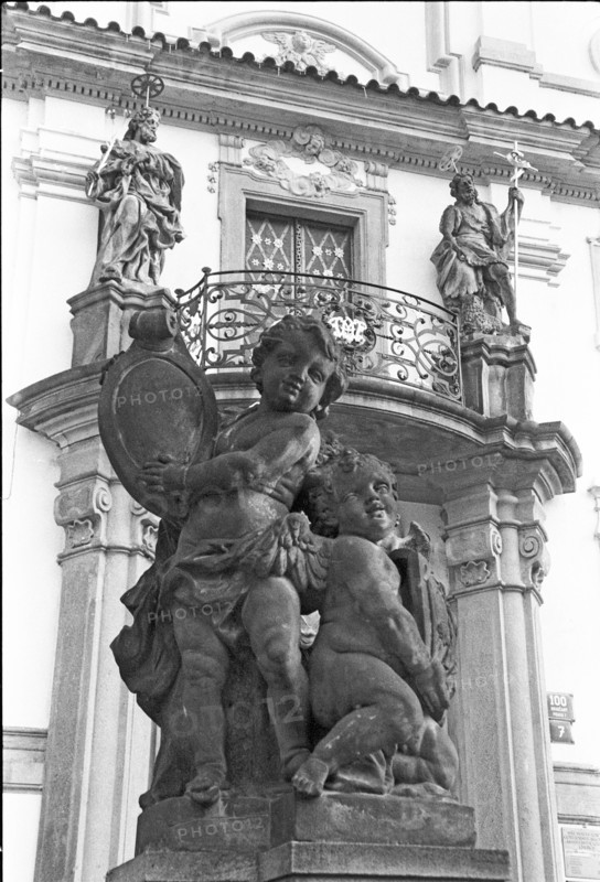 Groupes sculptés encadrant un balcon à balustrade de fer forgé, sur une façade monumentale. Prague, République tchèque.
2001