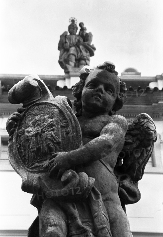 Statue d'un putto tenant un bouclier orné d'un emblème, vue en contre-plongée. Prague, République tchèque.
2001