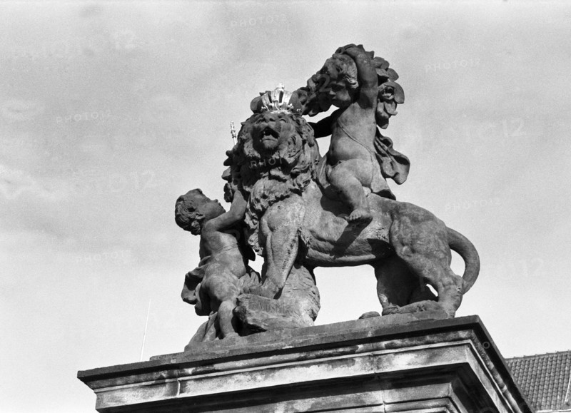 Le lion de Bohême couronné, entouré de putti, statue monumentale du 18e siècle d'Ignác František Platzer, présent sur un des piliers de la porte principale d'entrée de la Cour d'honneur du Château de Prague, République tchèque.
2001