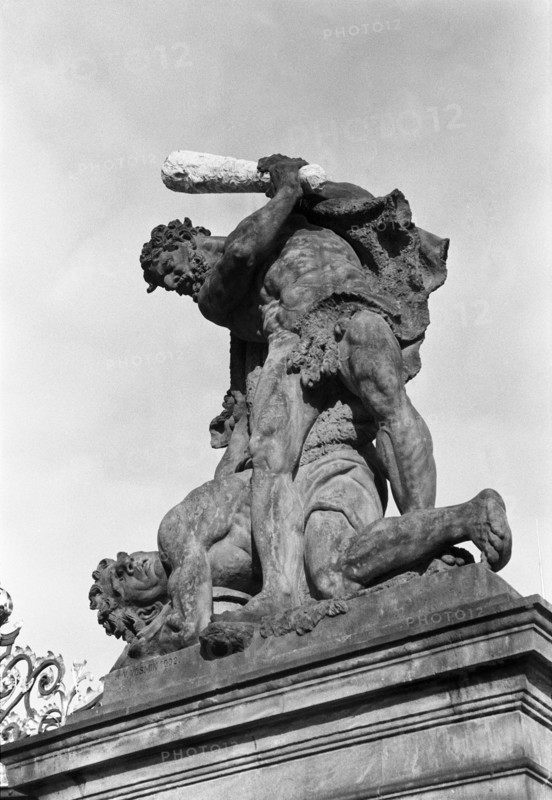 Le Géant terrassé, statue monumentale du 18e siècle d'Ignác František Platzer présente sur le portail d'entrée principal de la Cour d'honneur du Château de Prague, République Tchèque.
2001