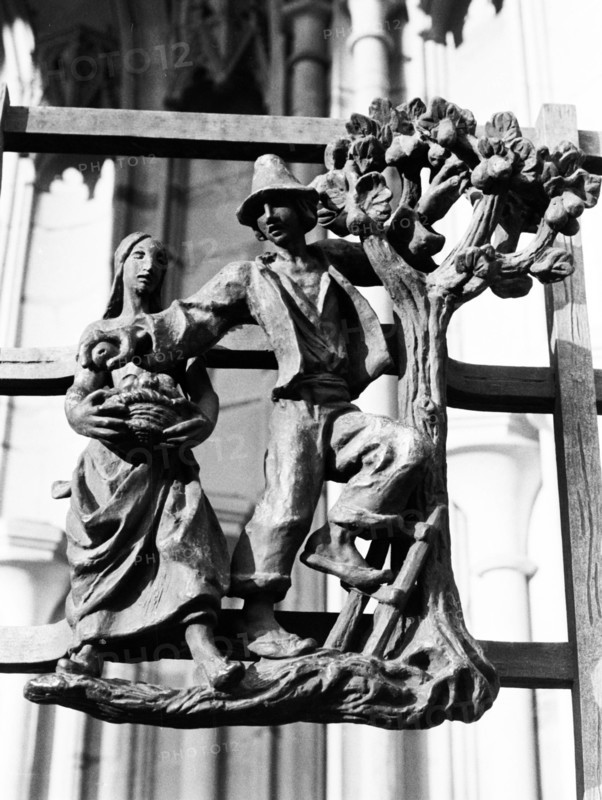 Détail de la grille de la Porte d'Or (Zlatá brána) de la Cathédrale Saint-Guy du Château de Prague. Ce relief figuratif en bronze intitulé "La Cueillette des pommes" représente la récolte des fruits et illustre les travaux des champs au fil des saisons.
Prague, République tchèque.
2001