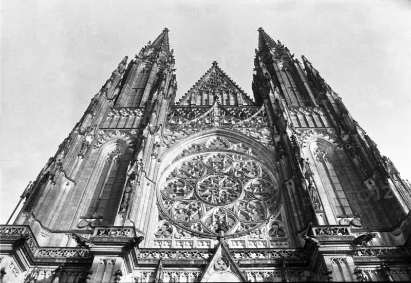 Façade occidentale de la cathédrale Saint-Guy à Prague : rose et tours néogothiques. République tchèque.
2001