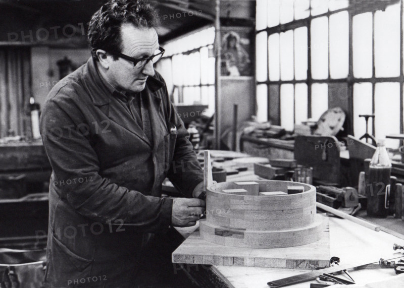 Worker making a mould in an iron foundry. Tonge & Taggart, Dublin, Ireland.
1980
