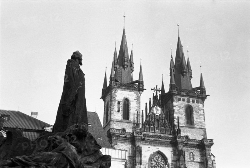 Clochers gothiques de l'église Notre-Dame-de-Týn, avec un monument en silhouette au premier plan. Prague, République tchèque.
2000