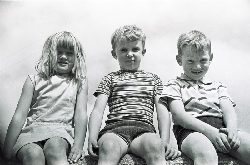 Enfants assis sur un muret