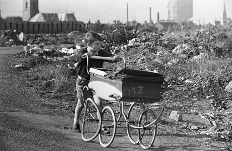 Garçon dans un terrain vague, Irishtown, Dublin, Irlande