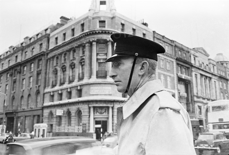 Garda devant la Munster & Leinster Bank, Dublin, Irlande