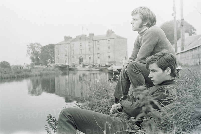Jeunes au bord de l'eau, Robertstown, Irlande