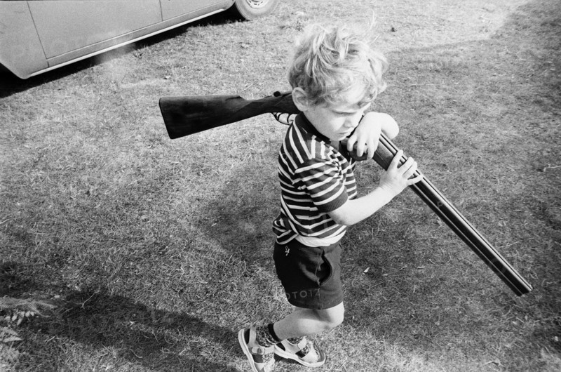 Enfant portant un fusil