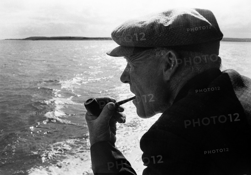 Fumeur de pipe face à la mer