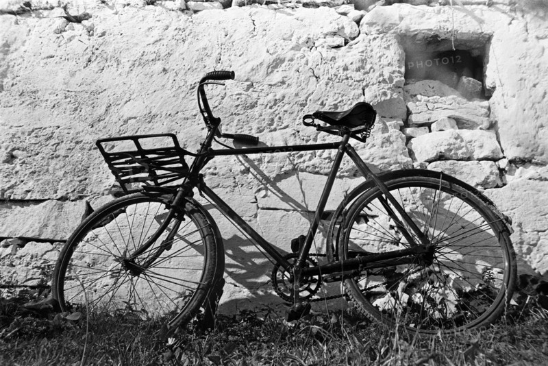 Vélo posé contre un mur