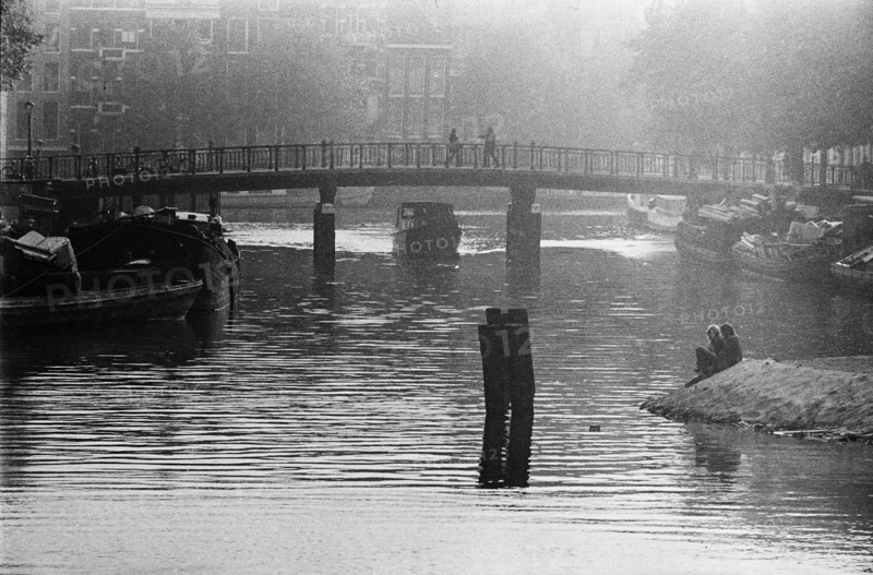 Canal dans la brume à Amsterdam