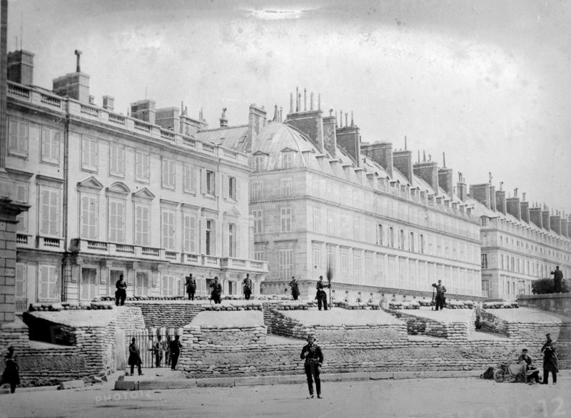 Commune de Paris : barricade du ministère de la Marine vue vers la place de la Concorde