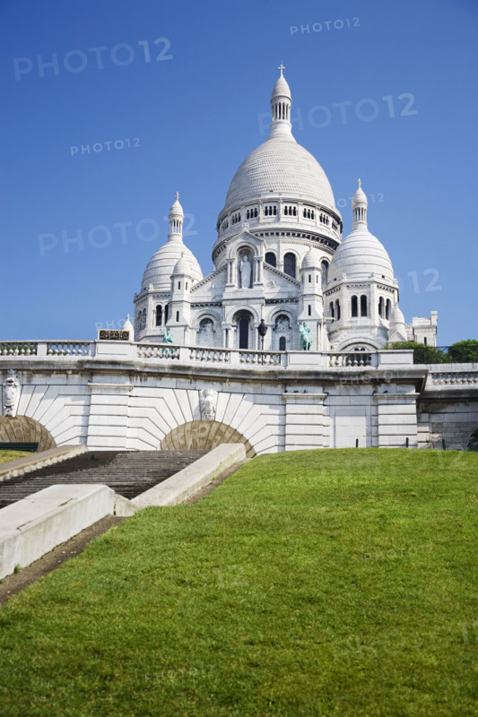 Domed building under blue sky.