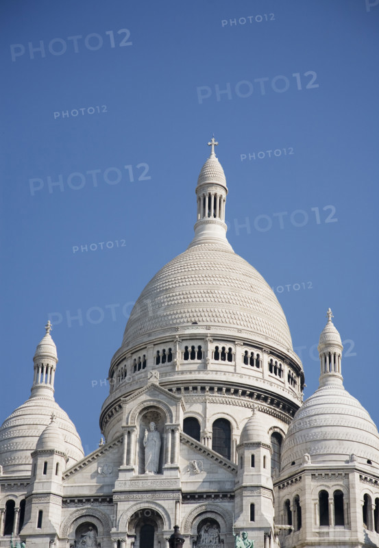 Domed building under blue sky.