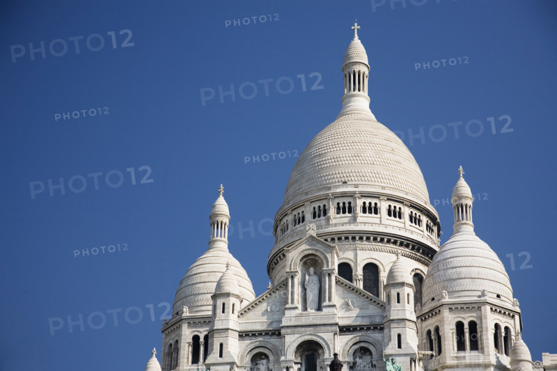 Domed building under blue sky.