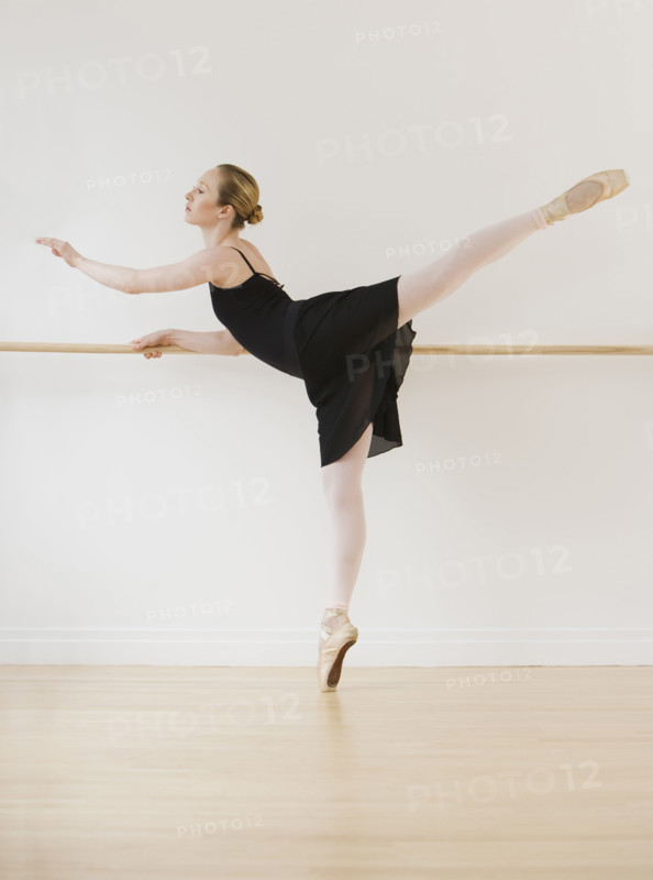 Female ballet dancer in dance studio.