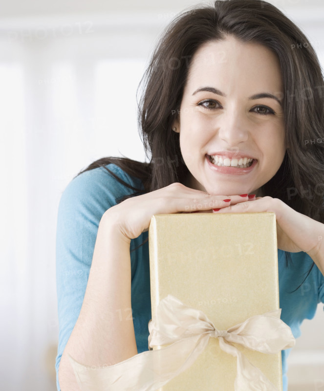 Portrait of woman leaning on gift. Date : 2007