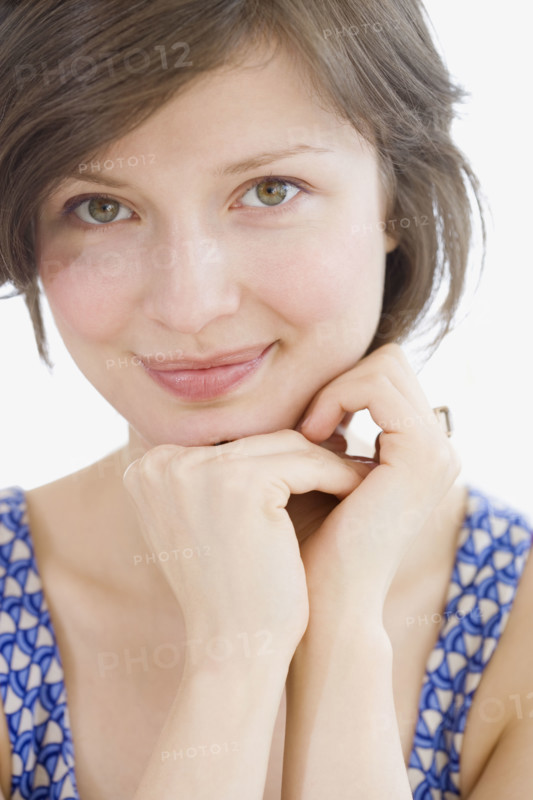 Woman leaning chin on hands. Date : 2007