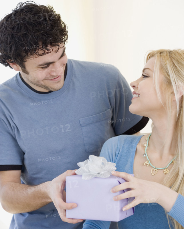 Man giving gift to girlfriend. Date : 2007