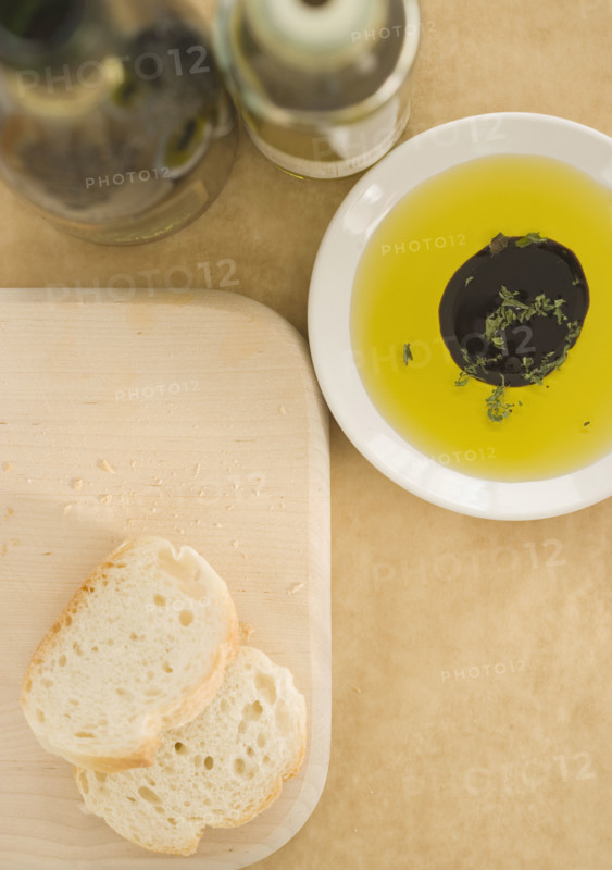 High angle view of sliced bread and oil and vinegar. Date : 2006
