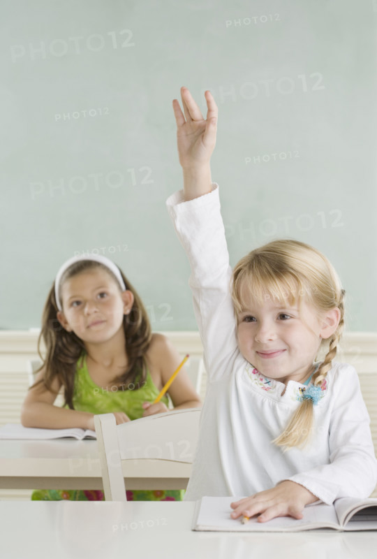 Young girl raising hand in class. Date : 2006