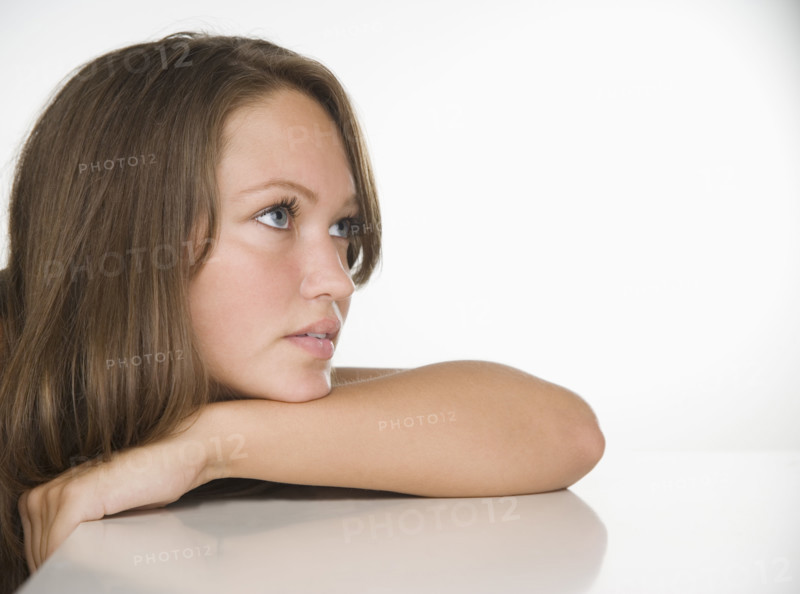 Young woman leaning chin on arm . Date : 2006