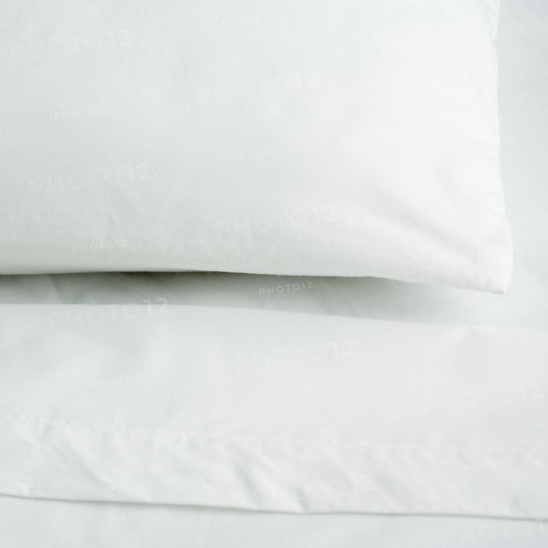Still life of pillow and bed sheets. Date : 2006