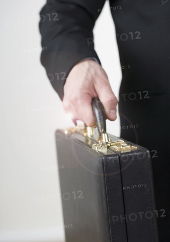 Businessman carrying a briefcase. Date : 2006