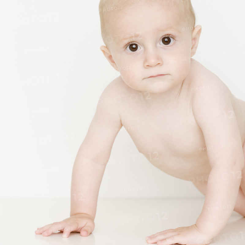 Close up of baby crawling. Date : 2007