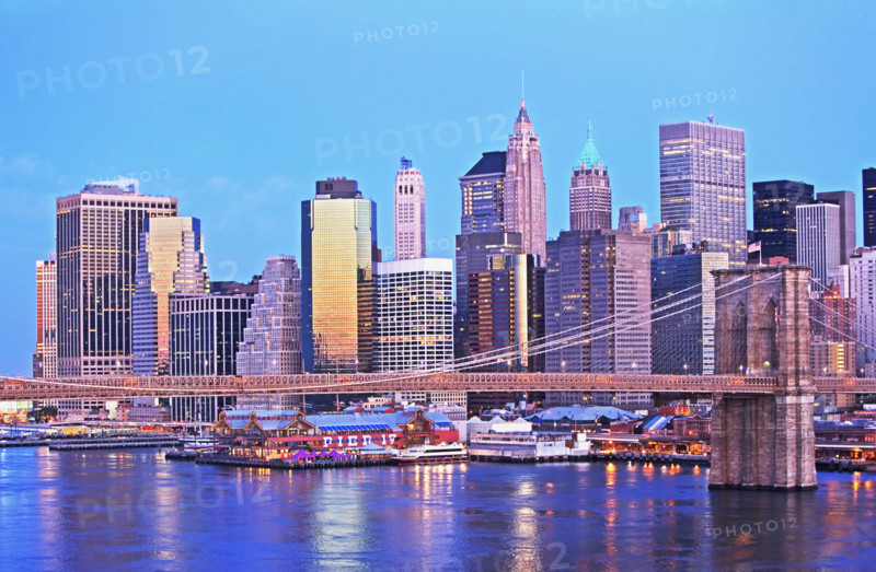 New York City skyline and Brooklyn bridge at dusk. Date : 2007