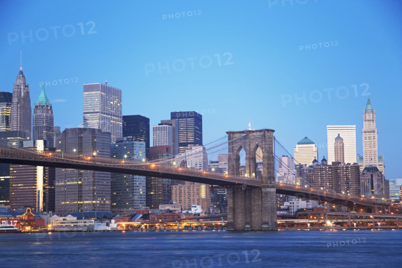 New York City skyline and Brooklyn Bridge at dusk. Date : 2007