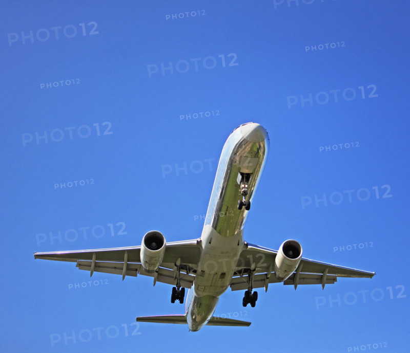 Low angle view of airplane in flight. Date : 2007