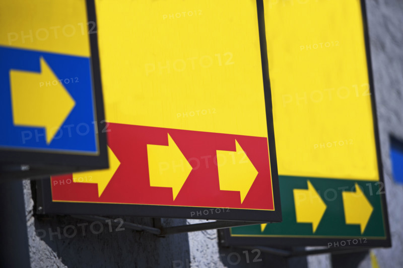 Arrow signs pointing to right. Date : 2007