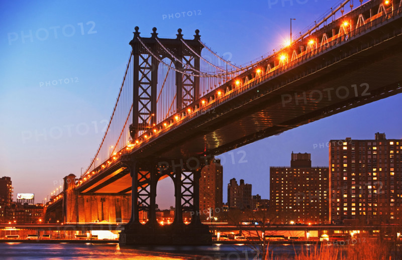 Manhattan bridge at night. Date : 2007