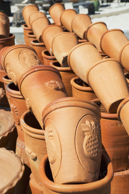 Rows of terra cotta pots. Date : 2007