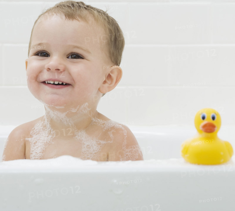 Baby and rubber duck in bath. Date : 2007