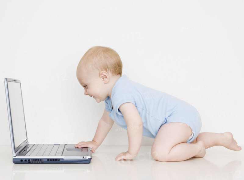 Baby looking at laptop. Date : 2007