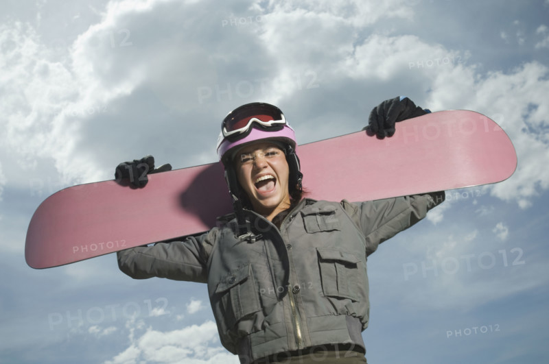 Snowboarder holding board on shoulders. Date : 2007