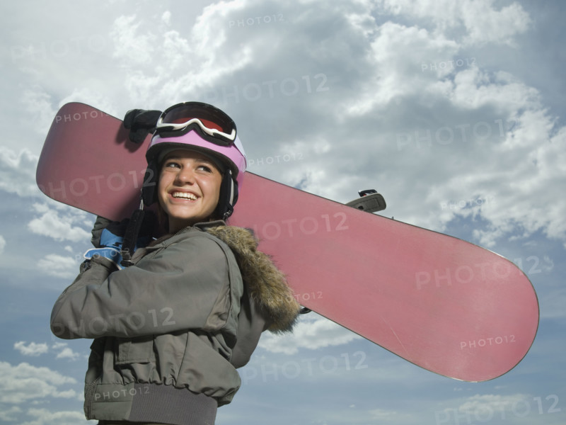 Snowboarder holding board on shoulder. Date : 2007