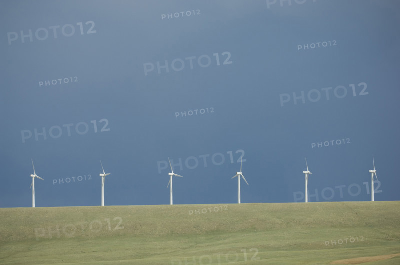Row of energy windmills . Date : 2007