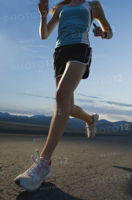Woman in athletic gear running. Date : 2007