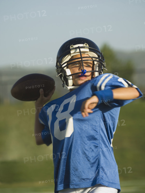 Young football player throwing ball. Date : 2007