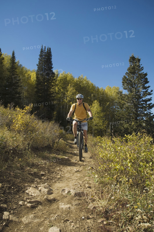 Man riding mountain bike, Utah, United States. Date : 2007