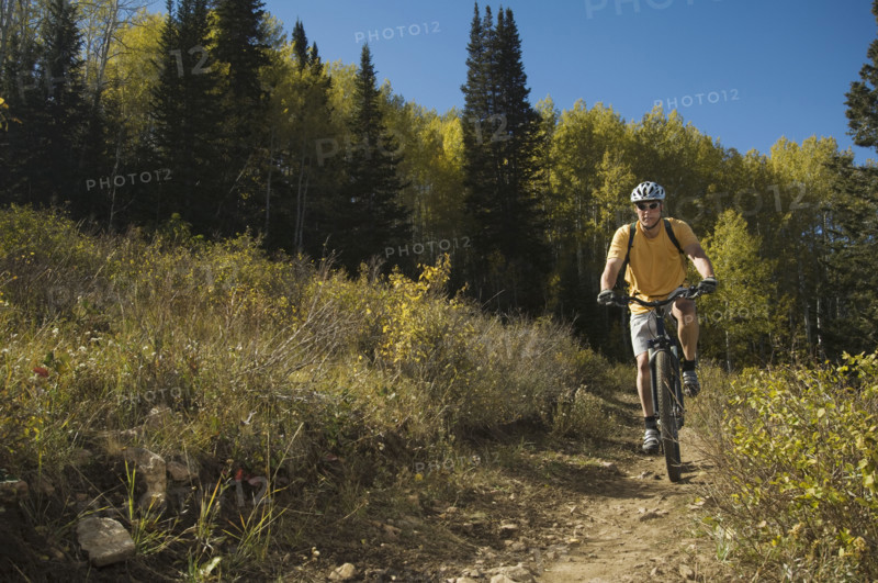 Man riding mountain bike, Utah, United States. Date : 2007
