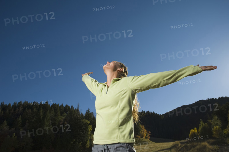 Woman with arms outstretched, Utah, United States. Date : 2007