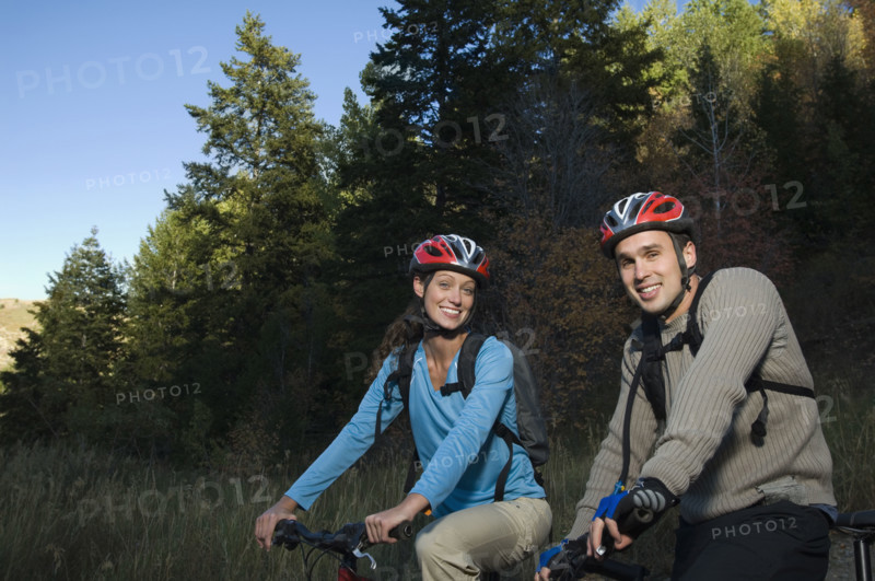 Couple on mountain bikes, Utah, United States. Date : 2007